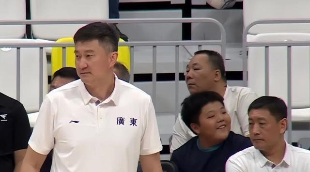 然对他严防