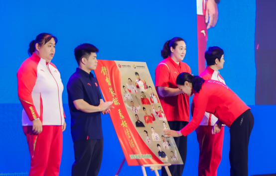 此外, 开幕式上, 年长三角慢
